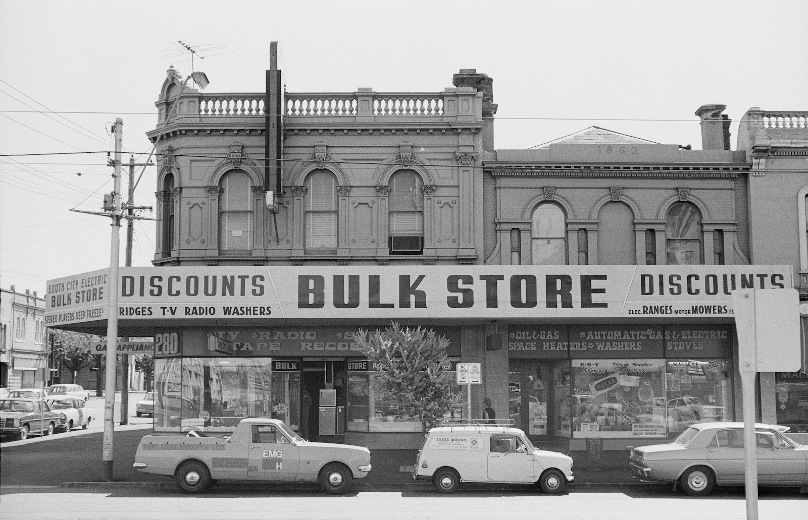 Black and white photograph showing the South City Electric Bulk Store on the north-west corner of Clarendon and Dorcas Streets