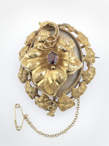 Thomas family gold brooch